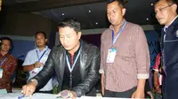 Manajer Persatu Tuban, Fahmi Fikroni (jaket hitam) dan  CEO Persebo Bondowoso, Hidayat, beda pandangan soal wacana KLB PSSI. (Bola.com/Robby Firly)