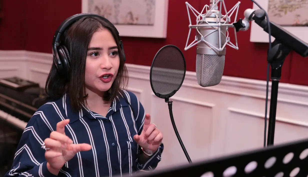 "Teh Melly kan udah tau kalau manggil mereka itu pake lagu, dan pas mereka datang itu rasanya gimana, dingin-dingin gitu. Makanya liriknya ada kata-kata, 'dingin menusuk sampai ke tulang," terang Prilly Latuconsina. (Nurwahyunan/Bintang.com)