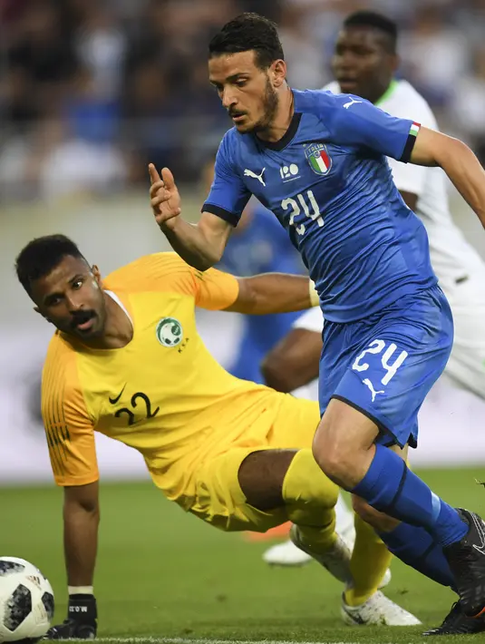 Pemain Italia, Alessandro Florenzi (kanan) mengecoh kiper Arab Saudi, Mohammed Al Owais pada laga persahabatan di Kybunpark Stadium, St. Gallen, Swiss, (28/5/2018). Italia menang 2-1. (Gian Ehrenzeller/Keystone via AP)