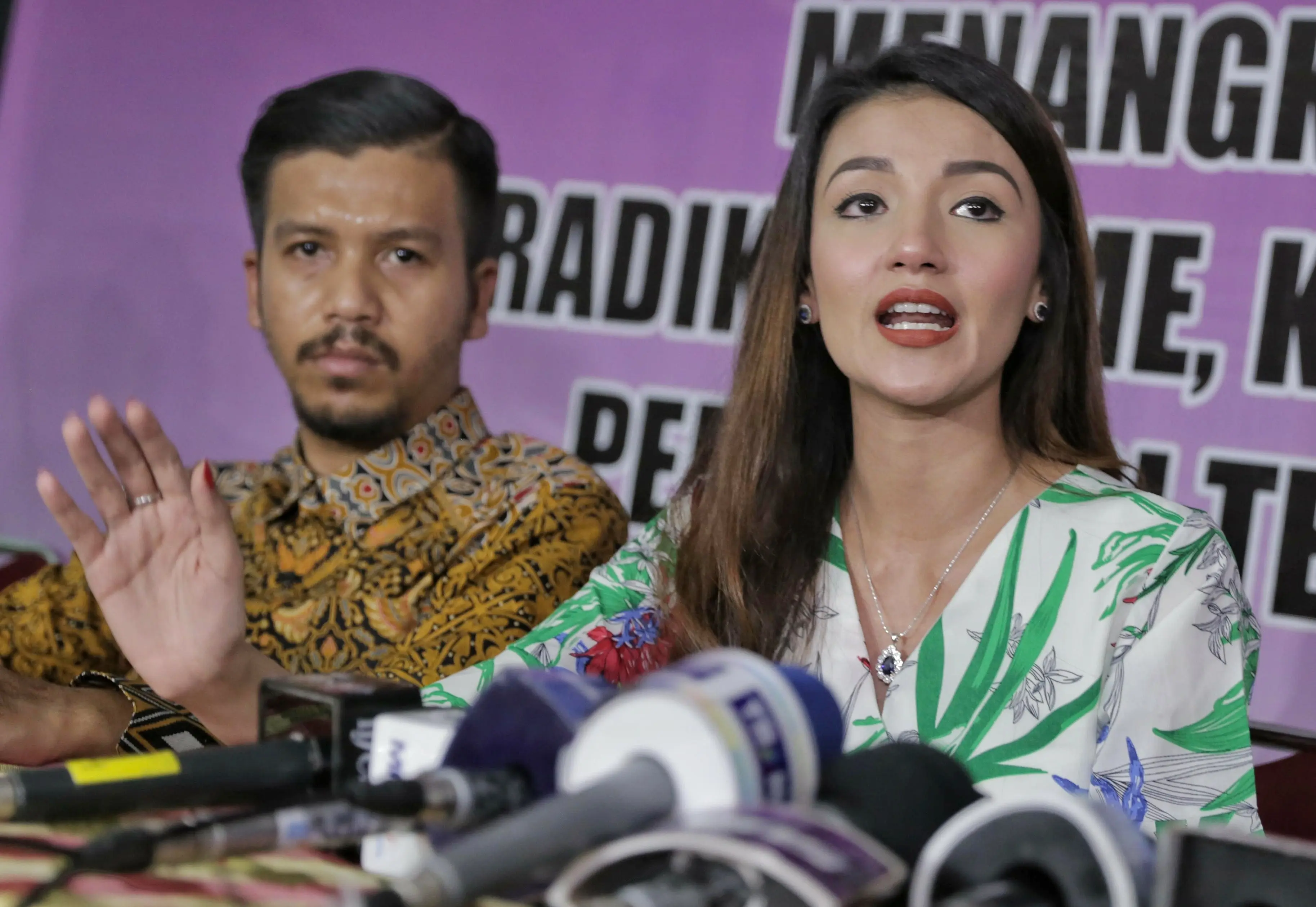 Tsania Marwa saat berkunjung ke Komnas PA untuk meminta bantuan agar bisa dipertemukan dengan kedua anaknya (Adrian Putra/Bintang.com)