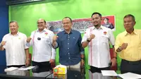 Ketua KONI Jabar, M. Budiana (tengah) dan caretaker ISSI Jabar/Ist