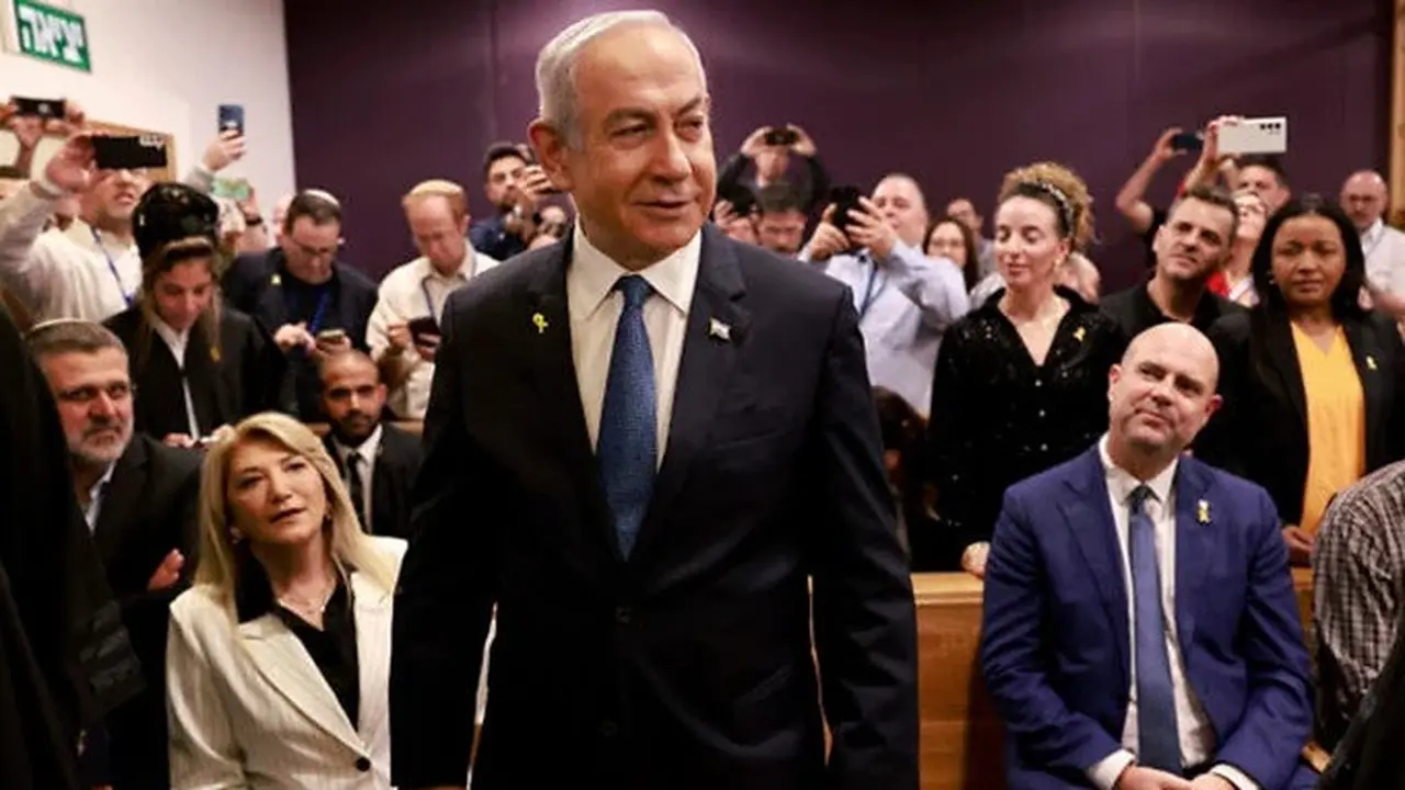 Perdana Menteri Israel Benjamin Netanyahu di pengadilan Tel Aviv sebelum memberikan kesaksian untuk pertama kalinya dalam persidangan panjangnya terkait dugaan korupsi, Selasa (10/12/2024).