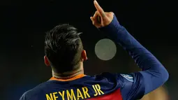 Penyerang Barcelona, Neymar melakukan selebrasi usai mencetak gol kegawang Arsenal pada leg kedua 16 besar liga champions di stadion Nou Camp, Spanyol (17/3). Barcelona menang atas Arsenal dengan skor 3-1. (Reuters/Albert Gea)