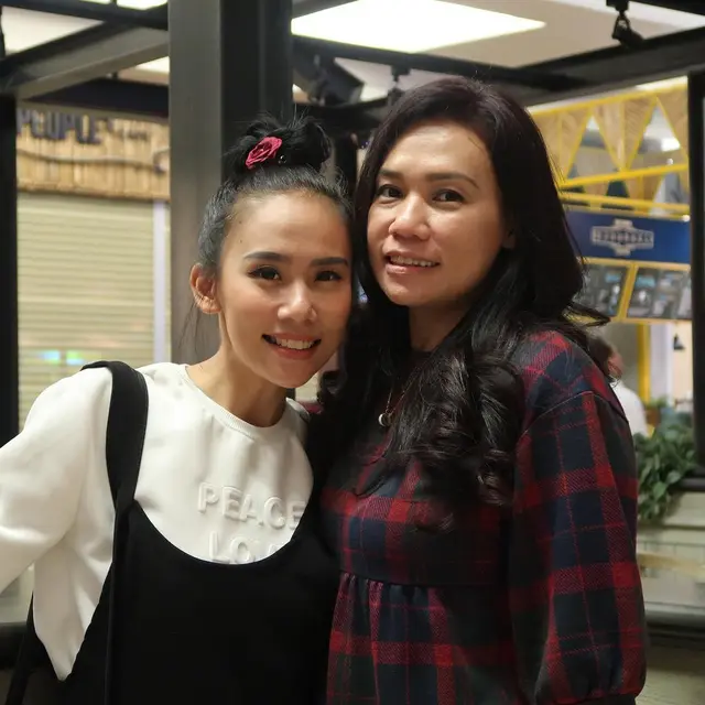 Bak Seumuran, Ini 6 Potret Cherly Eks Cherrybelle dan Ibunda yang Awet Muda