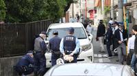 Polisi menyelidiki lokasi kejadian pria menabrak tujuh anak sekolah di Distrik Nishinari, Osaka, Jepang pada tanggal 1 Mei 2025. (AFP)