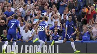 Gol Alvaro Morata (kanan) pada menit ke-40 menambah keunggulan timnya saat menjamu Everton pada lanjutan Premier League di Stamford Bridge stadium, London, (27/8/2017). Chelsea menang 2-0. (AP/Alastair Grant)