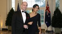Penasihat Gedung Putih Stephen Miller dan istrinya, Katie. Dok: AP Photo/Patrick Semansky