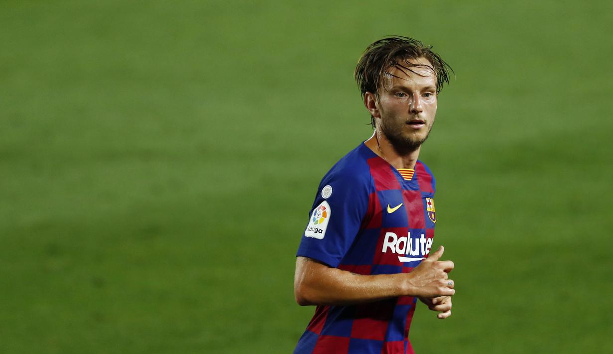 Gelandang Barcelona, Ivan Rakitic, saat melawan Espanyol pada laga La Liga di Stadion Camp Nou, Rabu (8/7/2020). Barcelona menang 1-0 atas Espanyol. (AP/Joan Monfort)