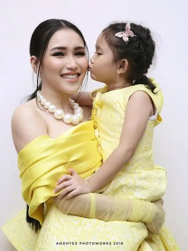 Jadi Single Mom Siaga, Ini 6 Potret Penyanyi saat Asuh Anak
