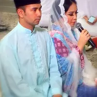 Acara 7 bulanan ini sempat tertunda satu jam karena Raffi belum datang. (via Instagram.com/raffi_gigi/)