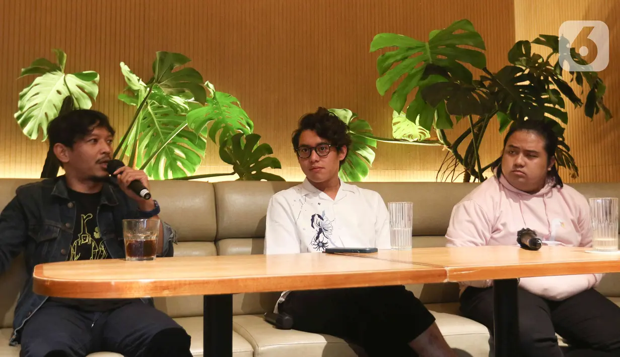 Penyanyi Ardhito Pramono (tengah) saat rilis album perdana Wijayakusuma di kawasan Senopati, Jakarta, Rabu (13/7/2022). Single 'Wijayakusuma' itu dirilis Ardhito Pramono pada Kamis, 7 Juli 2022, bisa dinikmati di berbagai platform musik digital. (Liputan6.com/Herman Zakharia)