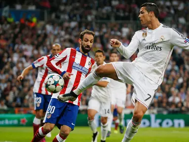 Duel panas terjadi di leg kedua perempat final Liga Champions antara Real Madrid dengan Atletico Madrid di Santiago Bernabeu Stadium, Kamis (23/4/2015). Real Madrid menang 1-0 atas Atletico Madrid. (Reuters/Juan Medina )