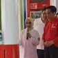 Presiden Joko Widodo (kanan) mendengarkan keterangan Dirut Pertamina Nicke Widyawati saat meresmikan Implementasi Program Biodiesel 30 persen (B30) di SPBU MT Haryono, Jakarta, Senin (23/12/2019). Jokowi menargetkan implementasi program B40 pada 2020 dan B50 pada 2021. (Liputan6.com/Angga Yuniar)