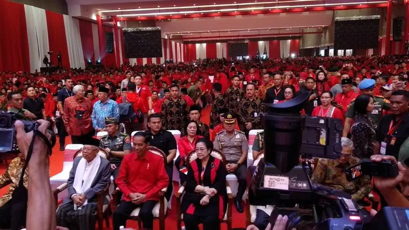 Calon Presiden Joko Widodo dan cawapres Ma'ruf Amin duduk di bangku depan bersama Megawati Soekarnoputri dalam perayaan HUT PDIP.