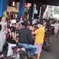 Pasar Cipulir tetap ramai oleh kerumunan meski PSBB Jakarta sudah diterapkan. (Istimewa)