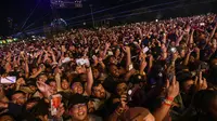 Para penonton Astroworld Festival  saat menyaksikan penampilan Travis Scott. (Jamaal Ellis/Houston Chronicle via AP)
