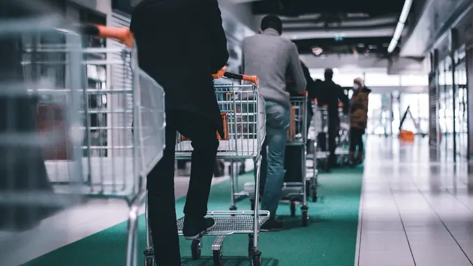 Wanita ini Jadi Baik Seketika Setelah Dengar Percakapan dari Bocah Ketika Dirinya Sela Antrean di Kasir