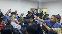 Hadiri Sidang Perdana, Haji Halim Ali Pakai Selang Infus dan Tenaga Medis