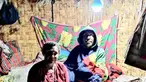 Warga duduk di bawah lampu listrik di Distrik Puldama, Kabupaten Yahukimo, Provinsi Papua. Jelang HUT ke-73 RI, untuk pertama kalinya warga Puldama menikmati lampu listrik di rumah mereka. (Liputan6.com/HO/Hadi M Juraid)