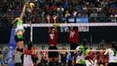 Pemain voli Jakarta Elektrik PLN berusaha menghadang smash dari lawan saat pertandingan melawan Jakarta Pertamina Energi di Grand Final Proliga 2017 di GOR Among Rogo, Yogyakarta (23/4). (Liputan6.com/Johan Tallo)