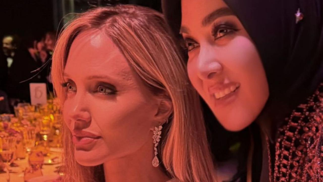 Setelah Melenggang Manjah di Red Carpet Cannes, Syahrini Pamer Foto Bareng Angelina Jolie Saat Dinner