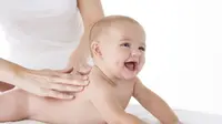 Ilustrasi memijat bayi dengan minyak zaitun. Foto: Posh Baby & Teen