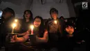 Jemaat memanjatkan doa dengan menyalakan lilin pada Misa Malam Natal di Gereja Immanuel, Jakarta, Senin (24/12). Misa Natal tahun ini mengangkat tema Membangun Spiritualitas Damai yang Menciptakan Perdamaian. (Merdeka.com/Iqbal S. Nugroho)