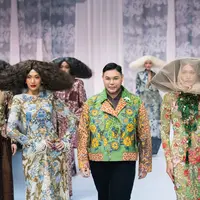 Koleksi Sekar Jagat karya Ivan Gunawan membuktikan bahwa batik bisa tampil dramatis, modern, tanpa kehilangan identitas budayanya. (Foto/Dok: Ivan Gunawan)