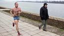 Seorang peserta pria mengikuti lomba Underpants Run di tepi sungai Danube di Beograd, Serbia (4/2). Dengan hanya mengenakan pakaian dalam para peserta tetap semangat mengikuti lomba dengan suhu mendekati nol derajat Celcius. (AP Photo/Marko Drobnjakovic)