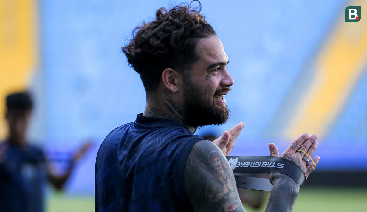 Pemain Borneo FC, Diego Michiels melakukan peregangan saat sesi official training di Stadion Batakan, Balikpapan, Sabtu (18/5/2024) jelang laga leg kedua semifinal Championship Series BRI Liga 1 2023/2024 pada Minggu, 19 Mei 2024. (Bola.com/Bagaskara Lazuardi)