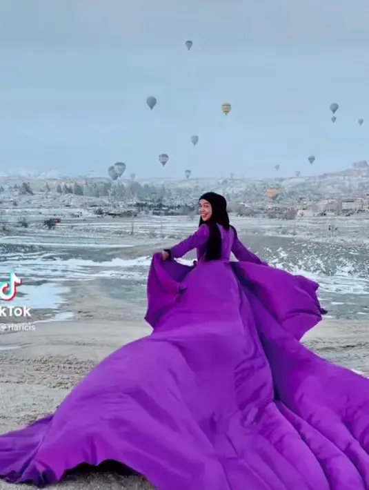 Hal ini diketahui lewat video TikTok yang dibagikannya di Instagram. (Instagram/riarics1975).