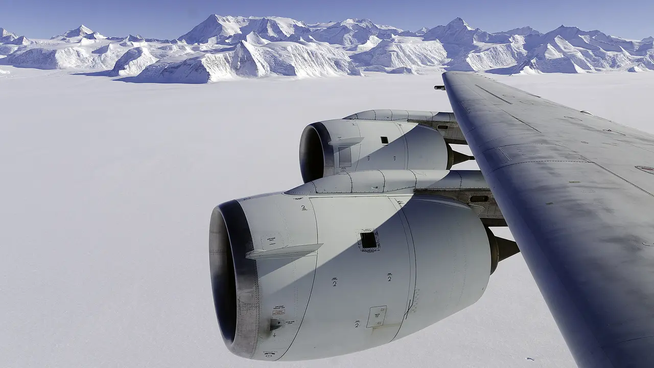 Foto NASA yang dirilis pada tanggal 24 Oktober 2012 ini menunjukkan laboratorium terbang DC-8 milik NASA saat melintasi puncak tertinggi Antartika, Gunung Vinson, pada tanggal 22 Oktober 2012