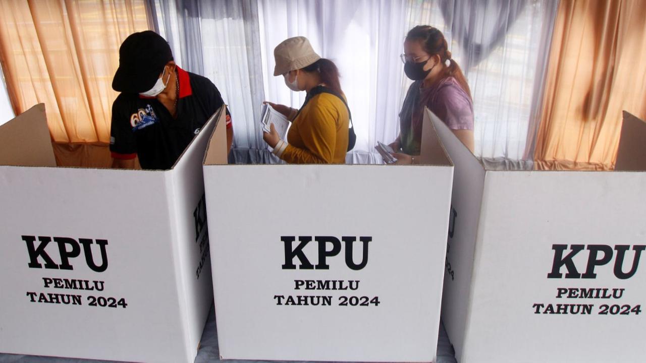 Dua pekan menjelang pelaksanaan Pemilu 2024, Komisi Pemilihan Umum (KPU) Kota Tangerang menggelar simulasi pemilihan di TPS 16, Kelurahan Sukarasa, Kecamatan Tangerang, Senin (29/01/2024).<br>(Foto merdeka.com / Arie Basuki)