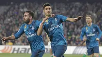 Marco Asensio (kanan) merayakan gol bersama rekannya saat melawan Real Betis pada lanjutan La Liga Santander di Villamarin stadium,Seville, (18/2/2018). Real Madrid menang 5-3. (AP/Miguel Morenatti)