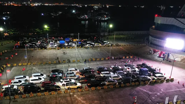 Menhub di Pelabuhan Indah Kiat