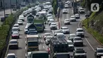Kendaraan berjalan tersendat saat jam berangkat kerja di sejumlah jalanan Jakarta, Rabu (27/7/2022) pagi. Direktur Lalu Lintas Polda Metro Jaya Kombes Latif Usman berpendapat waktu keberangkatan pekerja menurutnya mesti diatur agar tidak menumpuk pada jam yang sama. (Liputan6.com/Faizal Fanani)