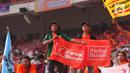 Buruh membawa bendera panji-panji milik aliansi buruh masing-masing saat mengikuti aksi bertajuk May Day Fiesta 2022 di Stadion Gelora Bung Karno (GBK), Senayan, Jakarta Pusat, Sabtu (14/5/2022). Dalam aksi kali ini, massa buruh membawa 18 tuntutan, di antaranya menolak omnibus law UU Cipta Kerja, wujudkan kedaulatan pangan dan dan menolak kenaikan Pajak Pertambahan Nilai (PPN). (Liputan6.com/Angga Yuniar)