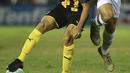 Gelandang Penarol, Facundo Pellistri mengontrol bola dari kawalan pemain Nacional, Rafael Garcia pada pertandingan final turnamen Uruguay Clausura di stadion Centenario di Montevideo, pada 11 Desember 2019. Facundo Pellistri didatangkan the Red Devils dari klub Uruguay Penarol. (AFP/Eitan Abramov
