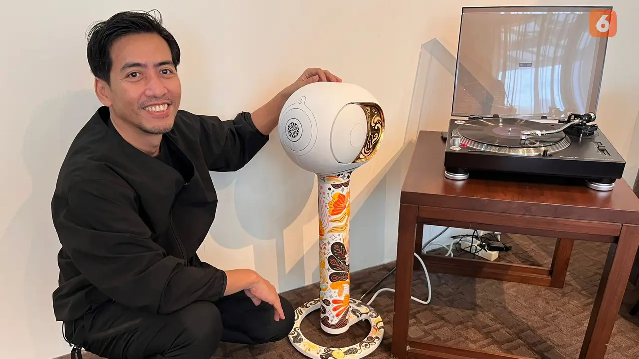 Seniman Emte berpose dengan hasil karya seninya untuk kolaborasi bersama Devialet Indonesia.