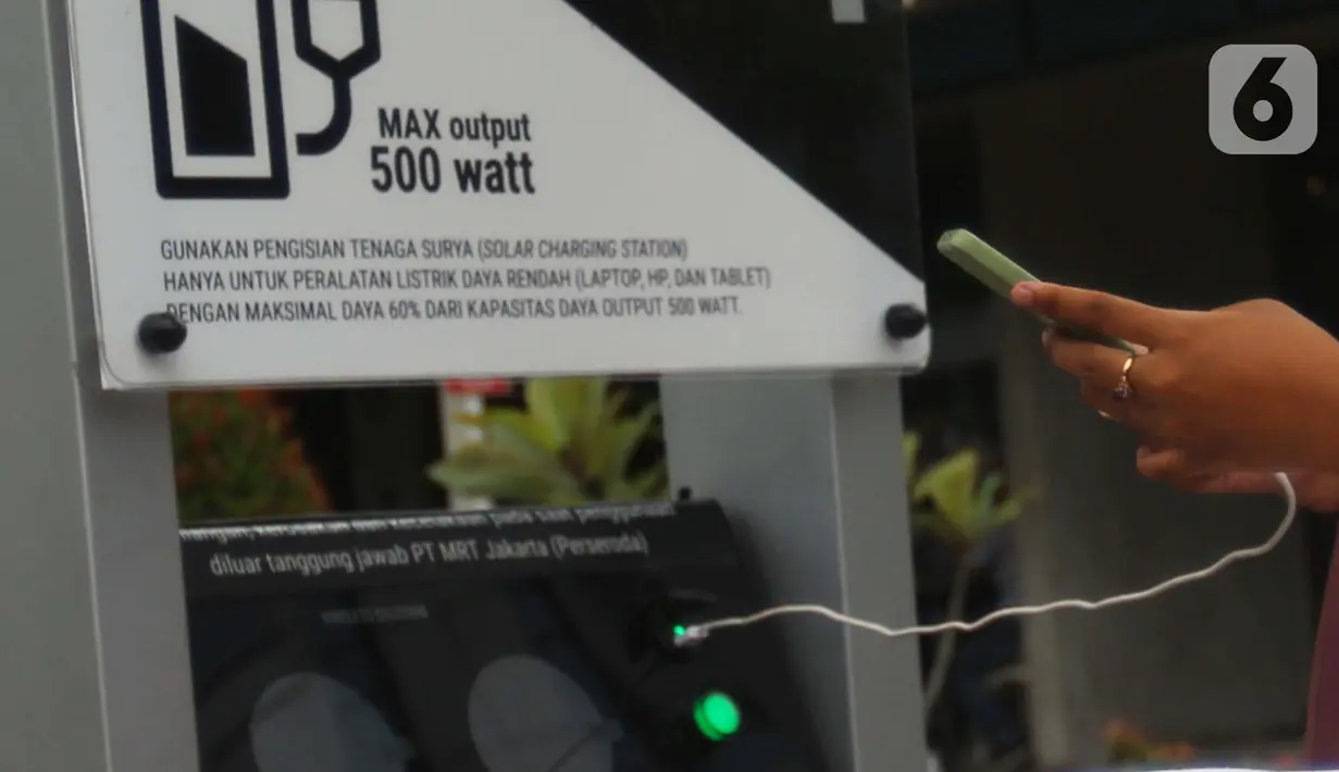 Warga mengisi ulang daya ponsel pada stasiun Pengisian Listrik Bertenaga Surya atau Solar Charging Station di kawasan Transit Oriented Development (TOD) I Dukuh Atas, Jakarta, Rabu (10/11/2022). Penyediaan charging station merupakan salah satu bentuk inovasi untuk Jakarta dalam memperkuat ekosistem publik dan area kawasan berorientasi transit yang ramah lingkungan. (Liputan6.com/Johan Tallo)