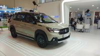 Suzuki XL7 Hybrid turut menghiasi booth Suzuki di pameran otomotif GJAW 2024. (Liputan6.com/Septian)