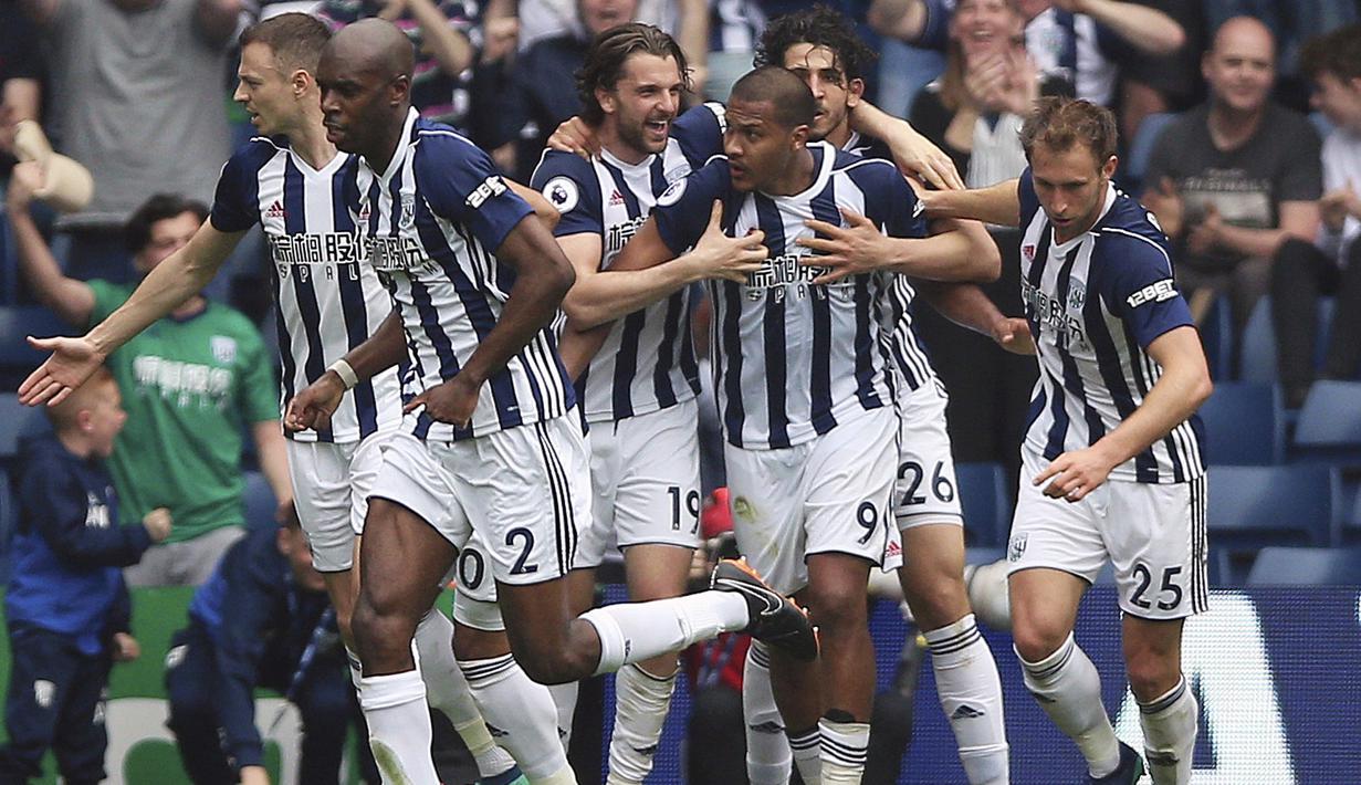 Para pemain West Bromwich Albion merayakan gol Salomon Rondon (tengah) ke gawang Liverpool pada lanjutan Premier League di The Hawthorns, West Bromwich, (21/4/2018).  West Bromwich imbangi Liverpool 2-2. (Nigel French/PA via AP)