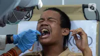 Seorang pria menjalani pemeriksaan kesehatan gigi saat berlangsung layanan gratis di Stasiun MRT Bundaran HI, Jakarta, Rabu (4/12/2019). Pemeriksaan tersebut untuk penyandang disabilitas yang menjadi penumpang MRT serta edukasi cara merawat gigi yang benar. (merdeka.com/Imam Buhori)