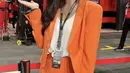 Permainan warna juga akan menambah gaya profesional sehingga terlihat kian unik.  [Foto: Instagram/ Raline Shah]