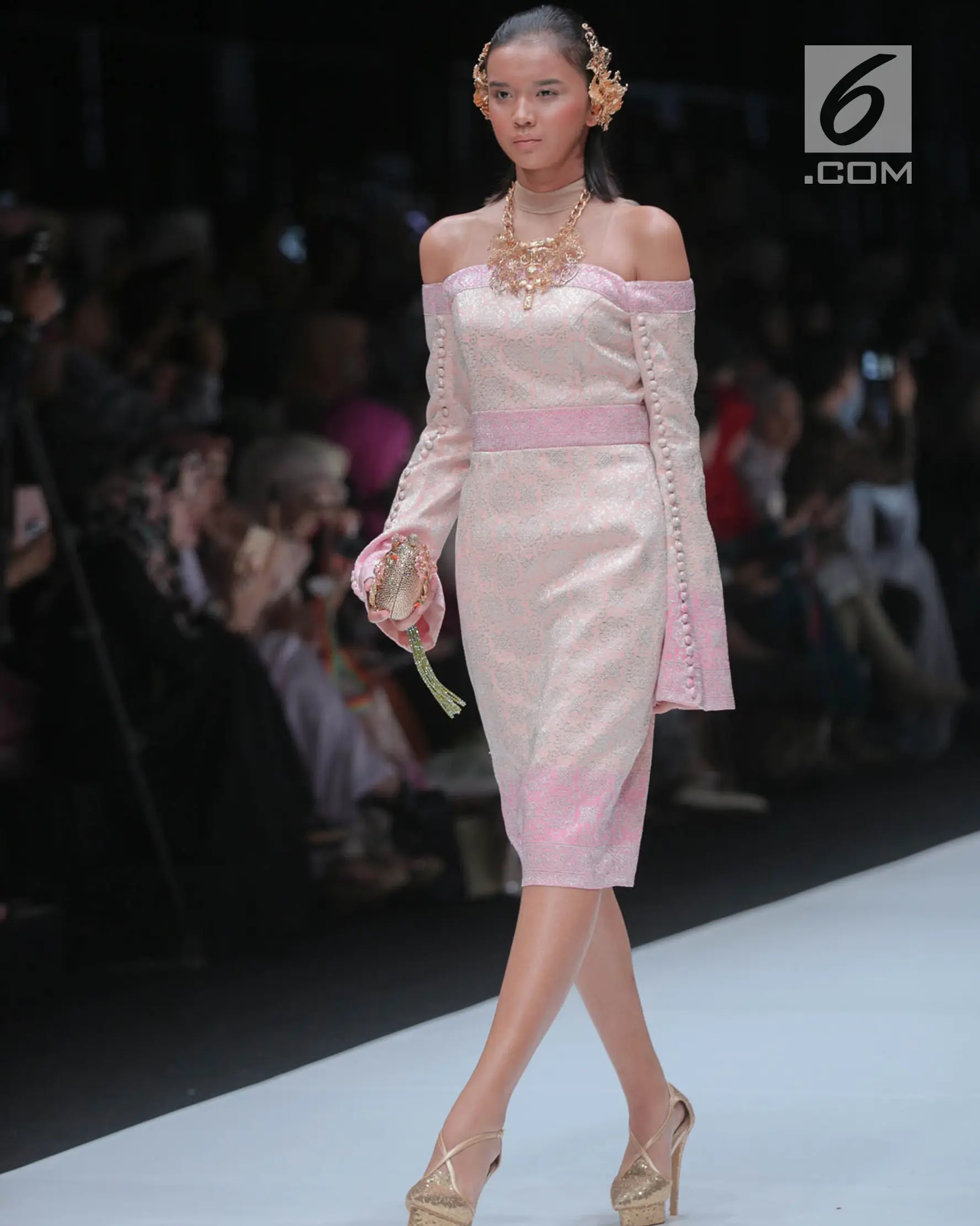 Model berjalan di atas catwalk mengenakan busana rancangan Barli Asmara di ajang Jakarta Fashion Week 2017 di Senayan City, Jakarta, Senin (23/10). Desainer Barli Asmara merancang 48 busana dengan tema Jambi Kain Negeriku. (Liputan6.com/Faizal Fanani)