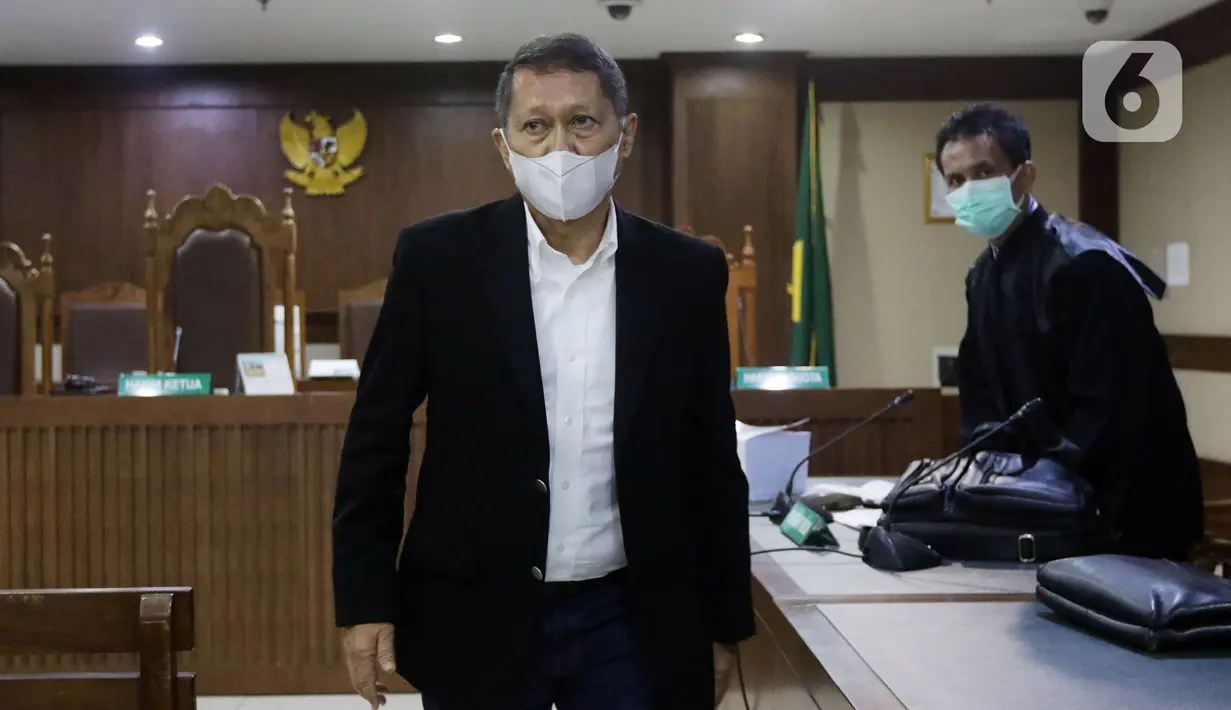 Terdakwa dugaan korupsi pengadaan tiga unit QCC PT Pelindo II 2010, Richard Joost Lino (kiri) usai sidang pembacaan tuntutan, Pengadilan Tipikor Jakarta, Kamis (11/11/2021). RJ Lino dituntut pidana penjara 6 tahun, denda Rp500 juta subsider 6 bulan kurungan. (Liputan6.com/Helmi Fithriansyah)