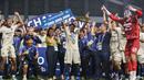 Para pemain Persita Tangerang berhasil mengangkat trofi juara di ajang Elite Pro Academi kategori U-20 2024/2025 di Stadion Patriot Chandrabhaga, Bekasi pada Sabtu (22/2/2025). (Bola.com/Abdul Aziz)