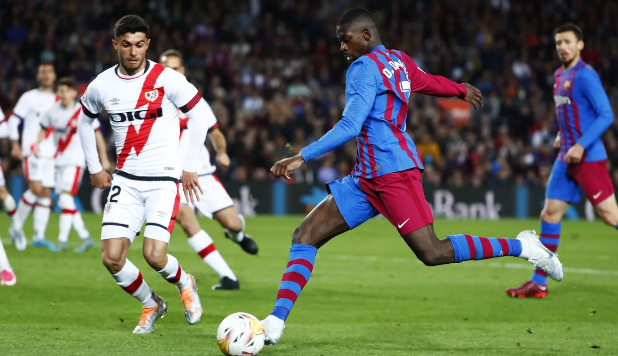 <p>Penyerang Barcelona, Ousmane Dembele berusaha mengumpan bola saat bertanding melawan Rayo Vallecano pada pertandingan lanjutan La Liga Spanyol di stadion Camp Nou di Barcelona, Spanyol, Senin (25/4/2022). Barcelona tumbang atas Rayo Vallecano 0-1. (AP Photo/Joan Monfort)</p>