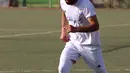 Pesepakbola Irak Hussein Ali menggiring bola saat latihan dengan timnya di ibukota Baghdad (3/6). Dengan jenggot hitamnya dan rambut keriting, Hussein Ali sering disangka sebagai salah satu pemain top dunia Mohamed Salah asal Mesir. (AFP Photo/Sabah Arar)