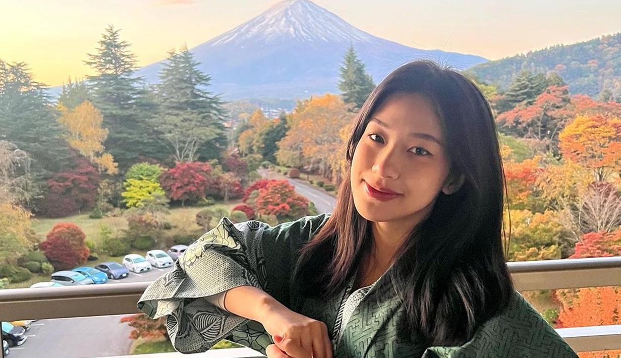 Irene Suwandi mengaku suka sekali ngedance dan menyanyi sejak kecil. Bahkan, di usianya yang masih dini, ia sudah menari balet. Setelah mendapat project debut, setiap harinya Irene berlatih dance dan vokal dengan orang yang didatangkan langsung dari Korea. Akhirnya, kini mimpi itu menjadi nyata berkat kerja kerasnya. (Liputan6.com/IG/@ireneswnd)